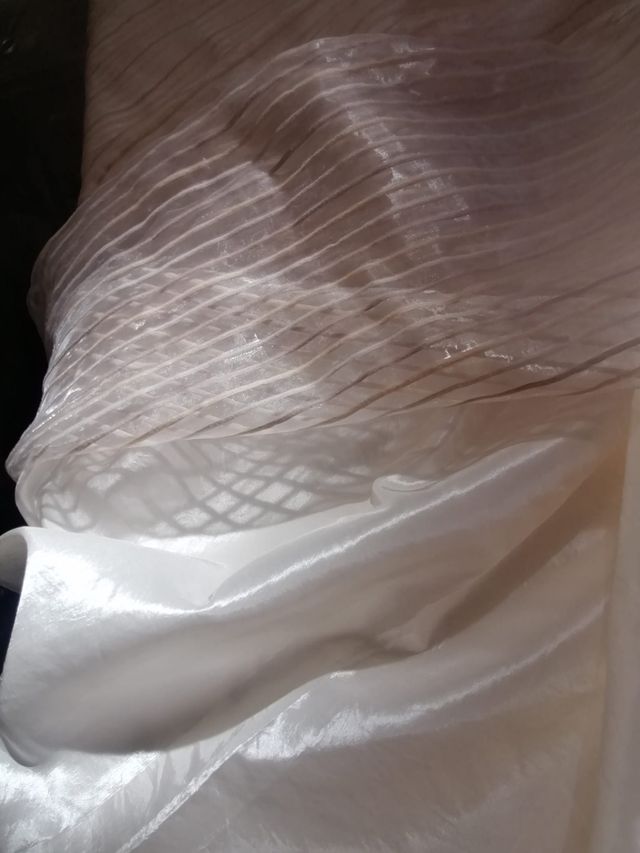 Tende beige e bianche per soggiorno.. Due coppie