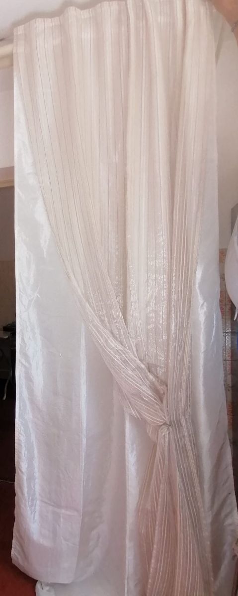 Tende beige e bianche per soggiorno.. Due coppie