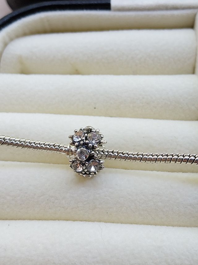 Pingente Prateado com Pedras Brancas