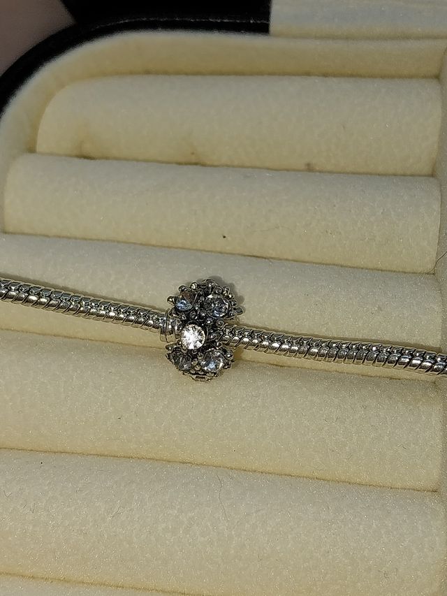 Pingente Prateado com Pedras Brancas