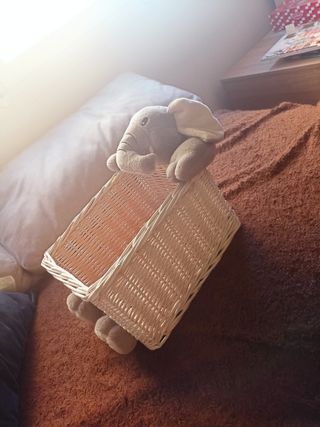 Cesta de mimbre con peluche de elefante
