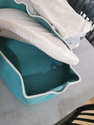 Cama para perro azul y blanco