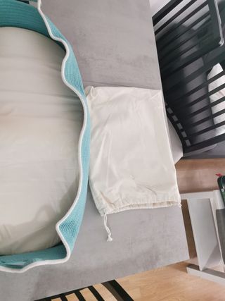 Cama para perro azul y blanco
