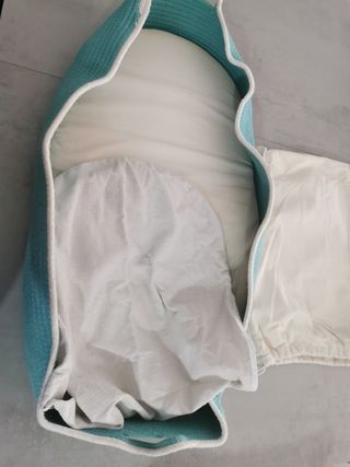 Cama para perro azul y blanco
