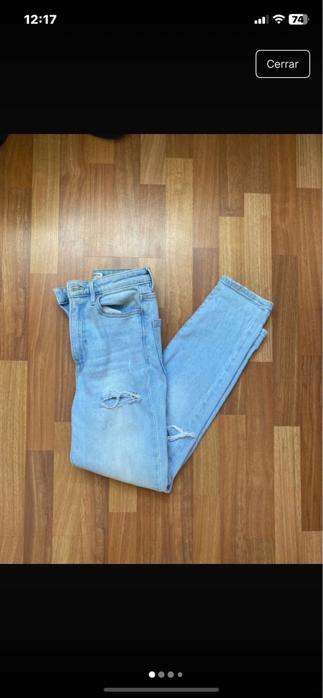 Vaqueros Stradivarius desgastados