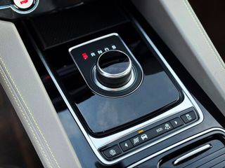 Jaguar F-Pace 2.0L i4D AWD AUTOMÁTICO 180cv RSPORT con TECHO PANORÁMICO... 