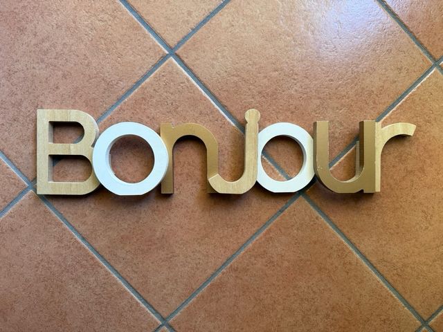 Scritta decorativa Bonjour in legno