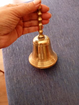 Campana de bronce antigua