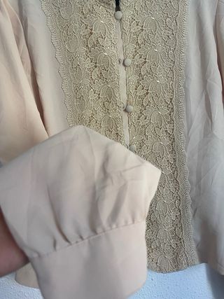 Blusa beige con encaje