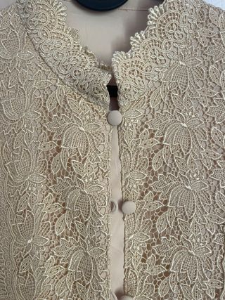 Blusa beige con encaje