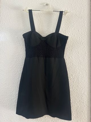 Vestido negro midi con detalle de encaje