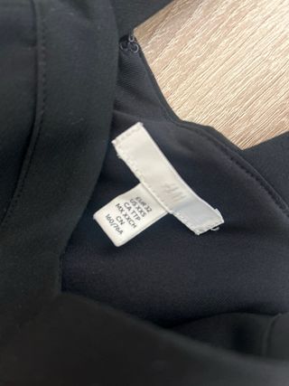 Vestido negro midi con detalle de encaje