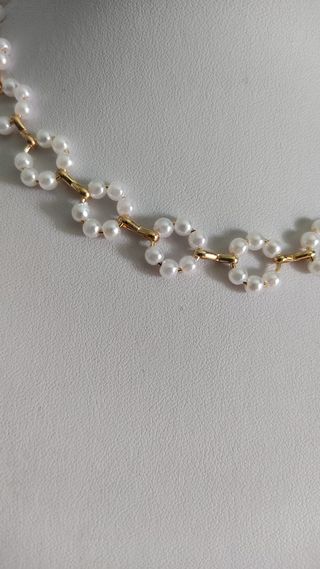 Collana con perle e dettagli oro