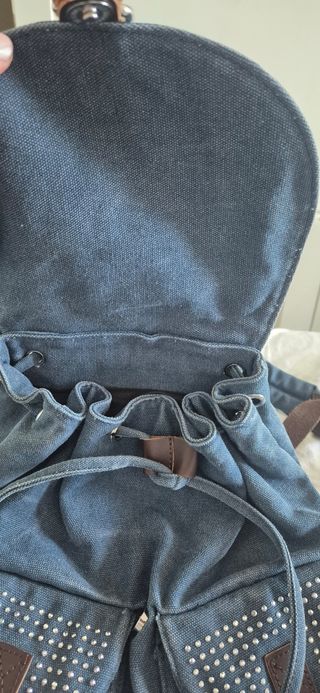 Mochila azul con apliques plateados