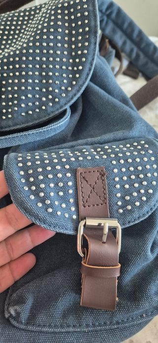 Mochila azul con apliques plateados