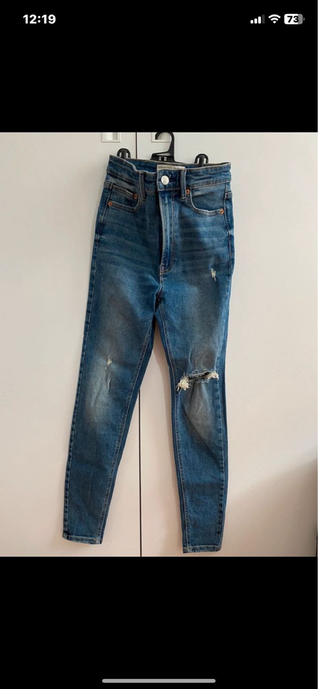 Jeans Stradivarius azules rotos