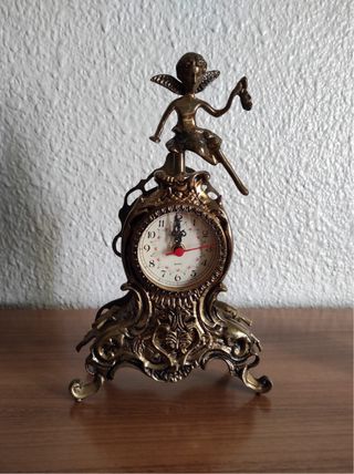 Reloj de sobremesa de bronce con figura