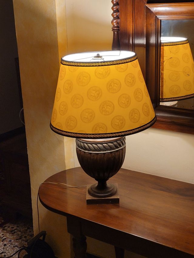 Lampada da tavolo in legno e tessuto giallo
