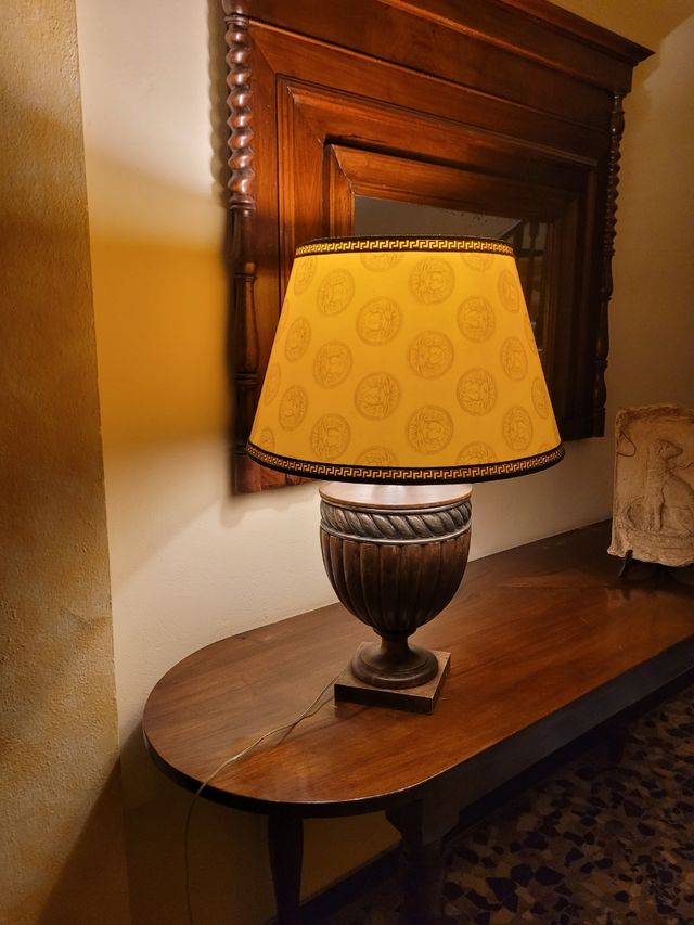 Lampada da tavolo in legno e tessuto giallo