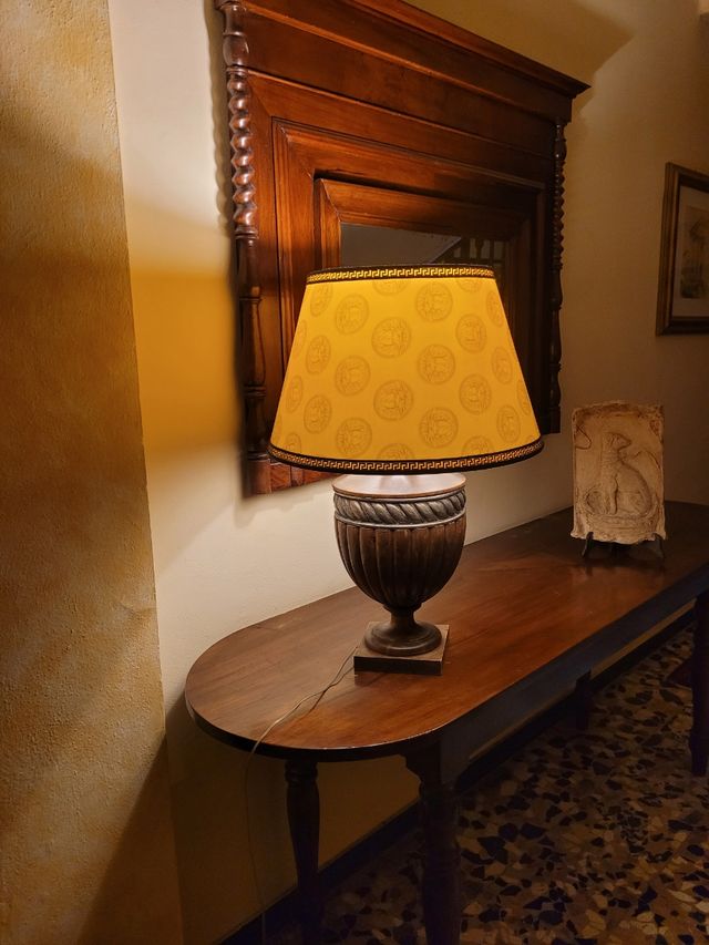 Lampada da tavolo in legno e tessuto giallo