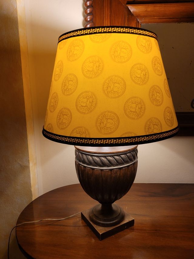 Lampada da tavolo in legno e tessuto giallo