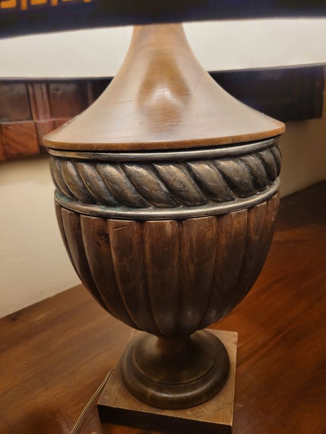 Lampada da tavolo in legno e tessuto giallo