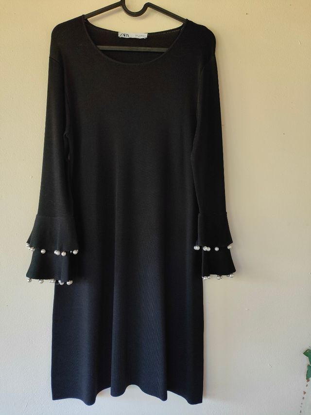 Vestido negro Zara con perlas en mangas