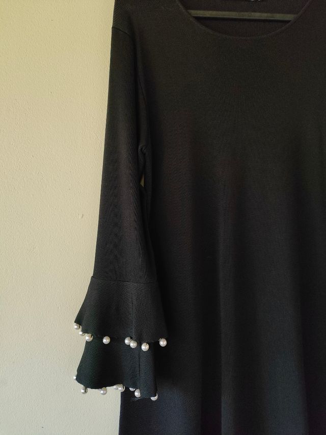 Vestido negro Zara con perlas en mangas