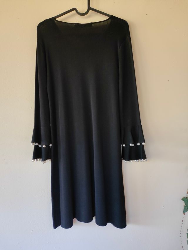 Vestido negro Zara con perlas en mangas