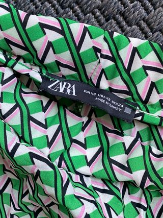 Falda larga estampada verde y blanca.
Goma cintura