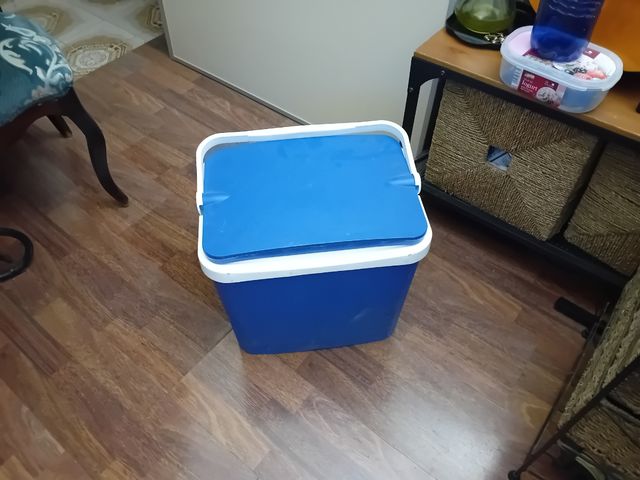 Nevera azul y blanca