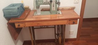 Máquina de coser Alfa antigua