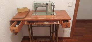 Máquina de coser Alfa antigua