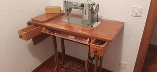 Máquina de coser Alfa antigua