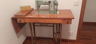 Máquina de coser Alfa antigua