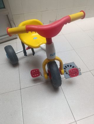 Triciclo infantil amarillo y rojo