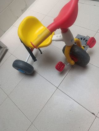 Triciclo infantil amarillo y rojo