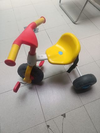 Triciclo infantil amarillo y rojo