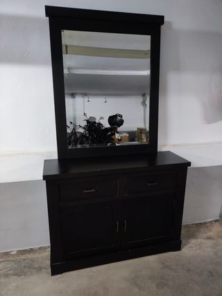 Mueble recibidor color wengué con espejo a juego.