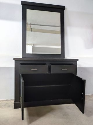 Mueble recibidor color wengué con espejo a juego.