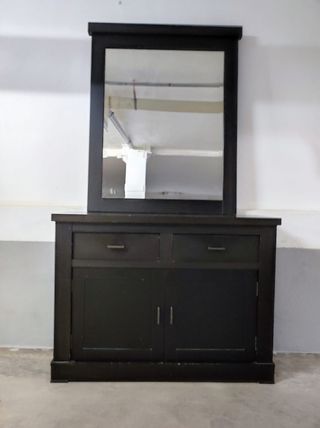 Mueble recibidor color wengué con espejo a juego.