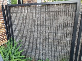 Reja de puerta con marco, cerradura y llaves