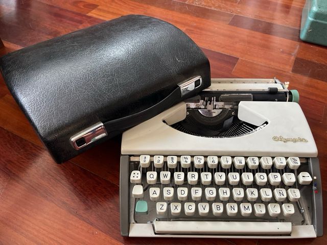 Máquina de escribir Olympia vintage