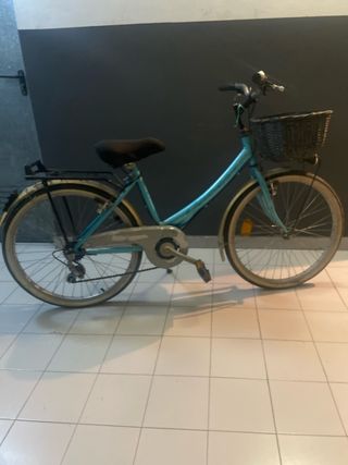 Bicicleta de mujer azul con cesta