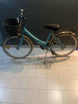 Bicicleta de mujer azul con cesta