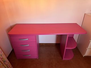 Escritorio rosa con cajones y estantes