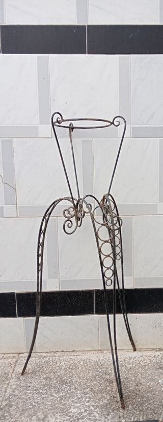 Macetero de metal negro y gris