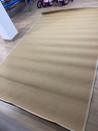 Grande tappeto di rafia beige