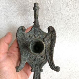 Antico portacandele grifone