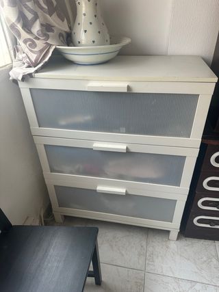Mueble blanco con cajones transparentes